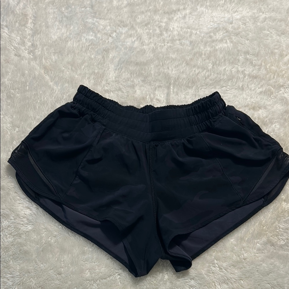 Lululemon Hotty Hot Shorts Low Rise 2.5” Black Camo Sz 4